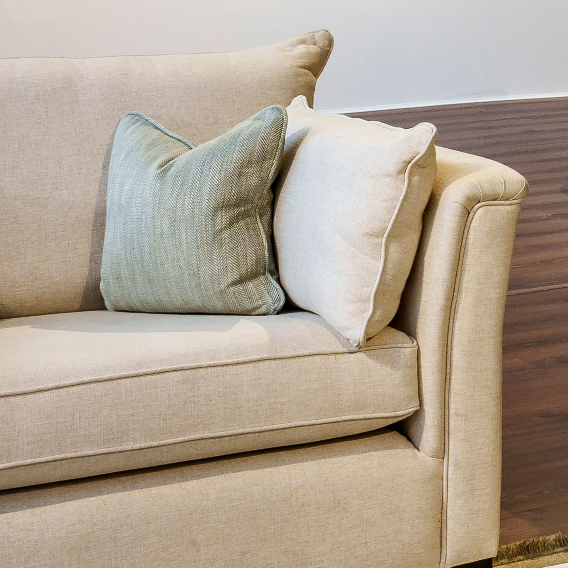 Monroe Love Seat in Antwerp Cream