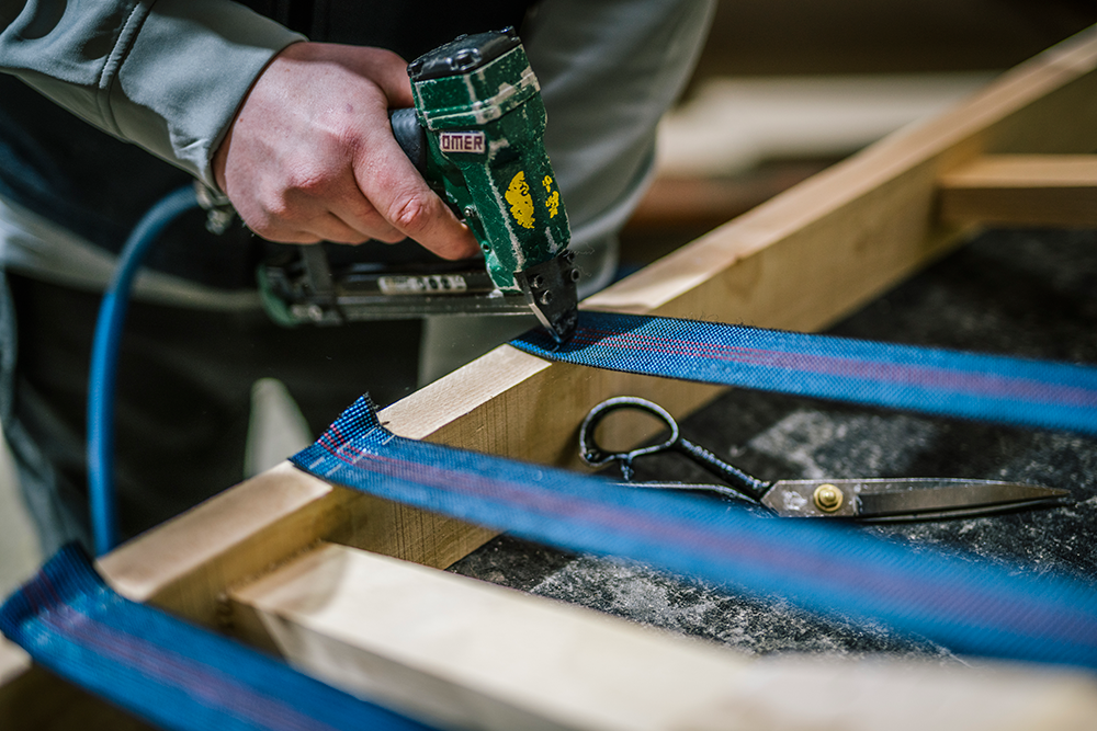 Finline sofa recovery — craftsmanship